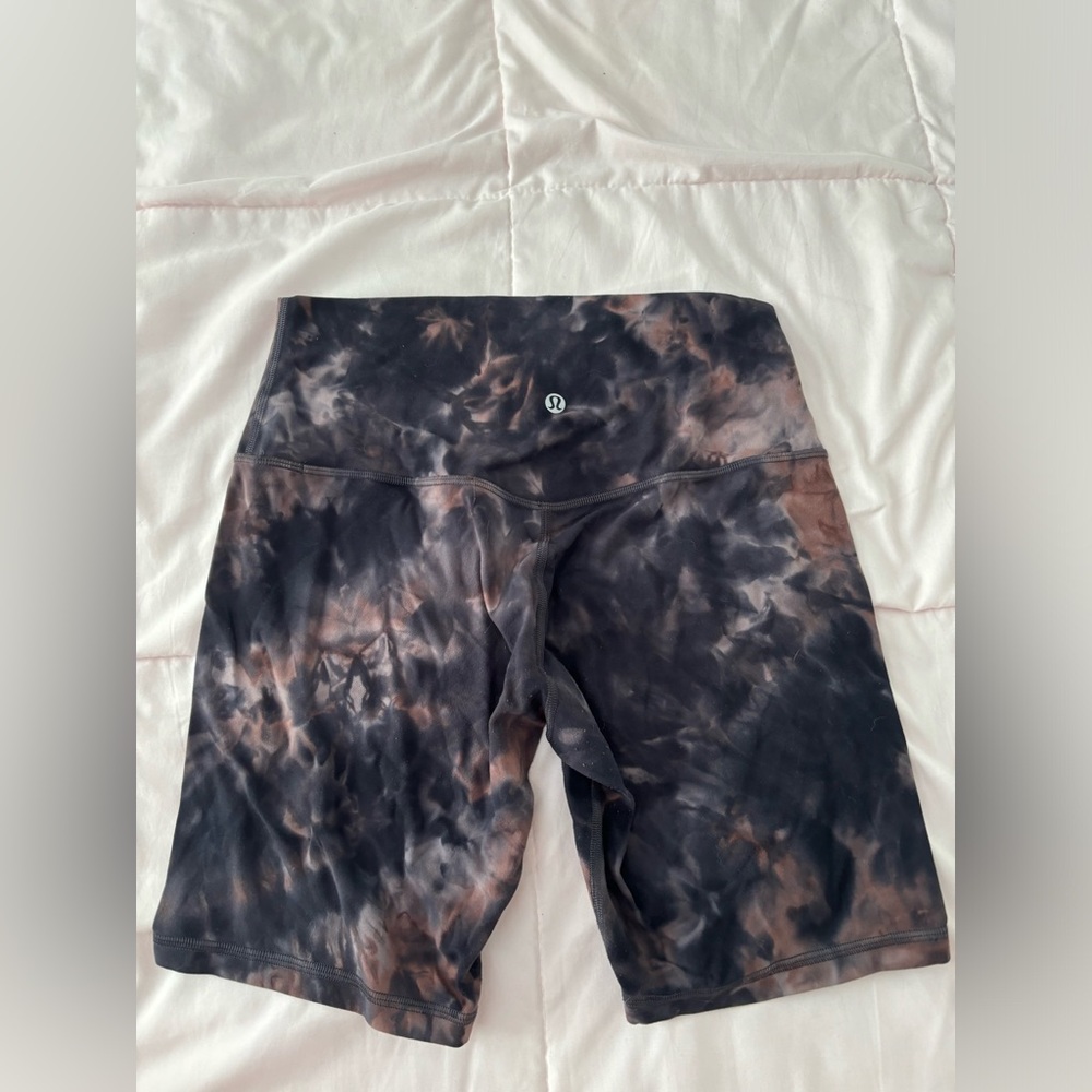 Lululemon align shorts in marble.